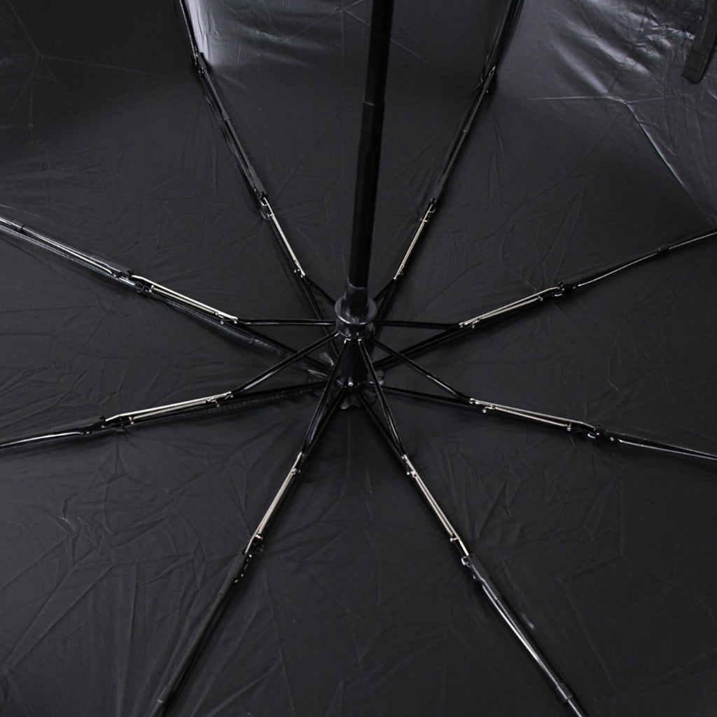 Detailed view of the high-density waterproof fabric of the rainproof umbrella, repelling water.