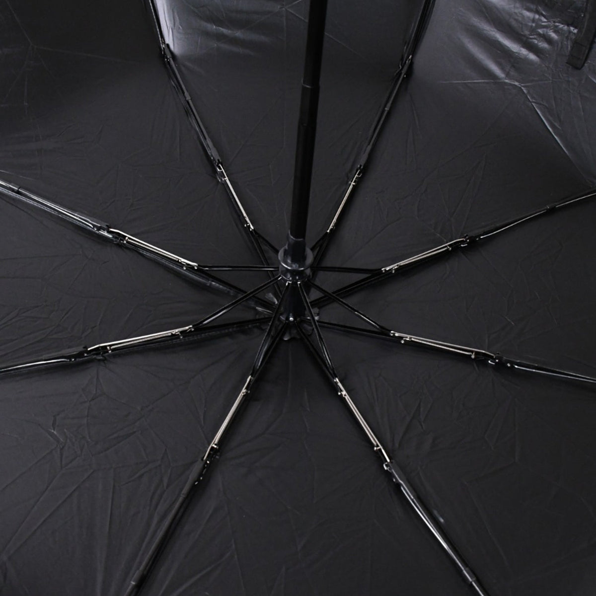 Detailed view of the high-density waterproof fabric of the rainproof umbrella, repelling water.
