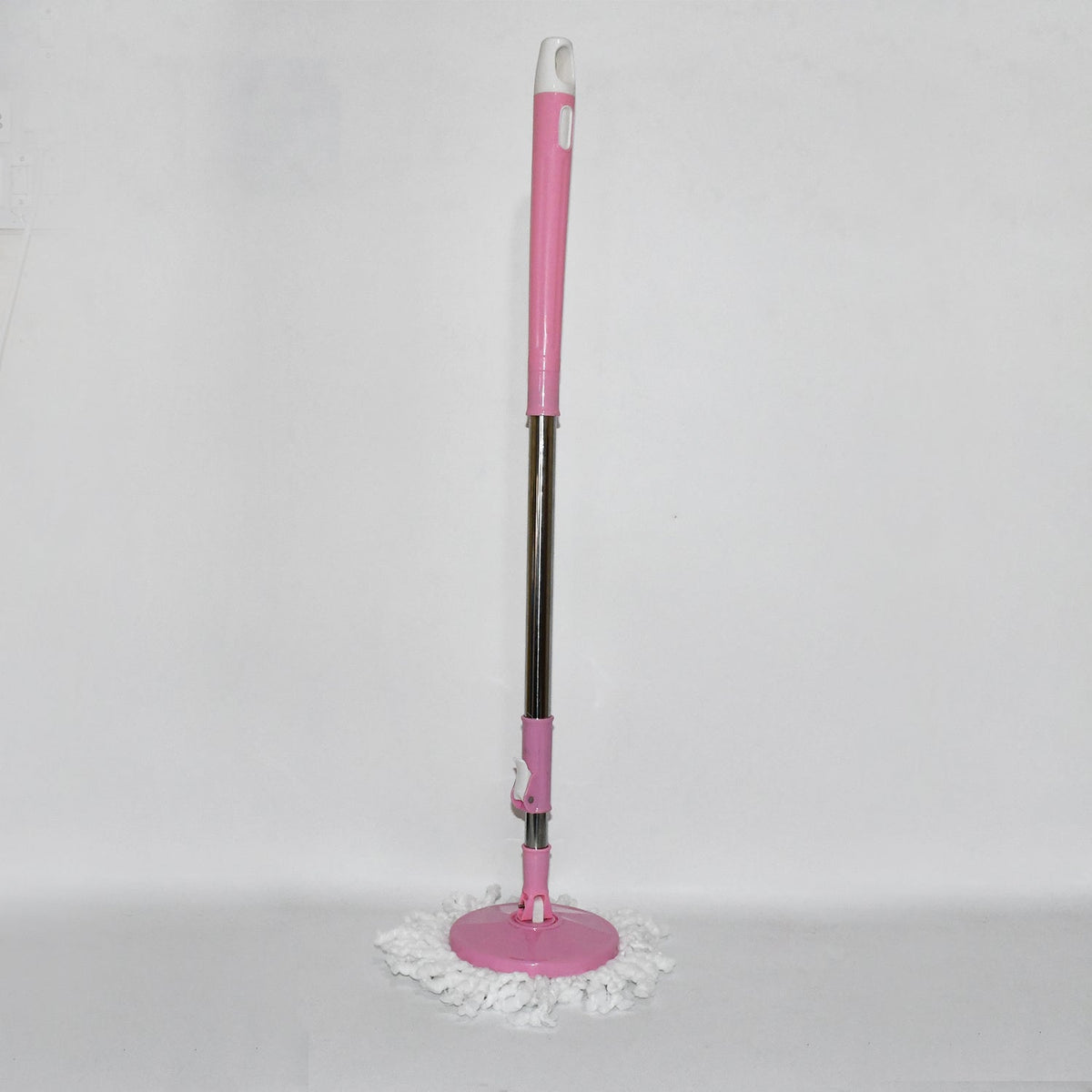Mop handle featuring a convenient twist-lock system for easy wringing.
