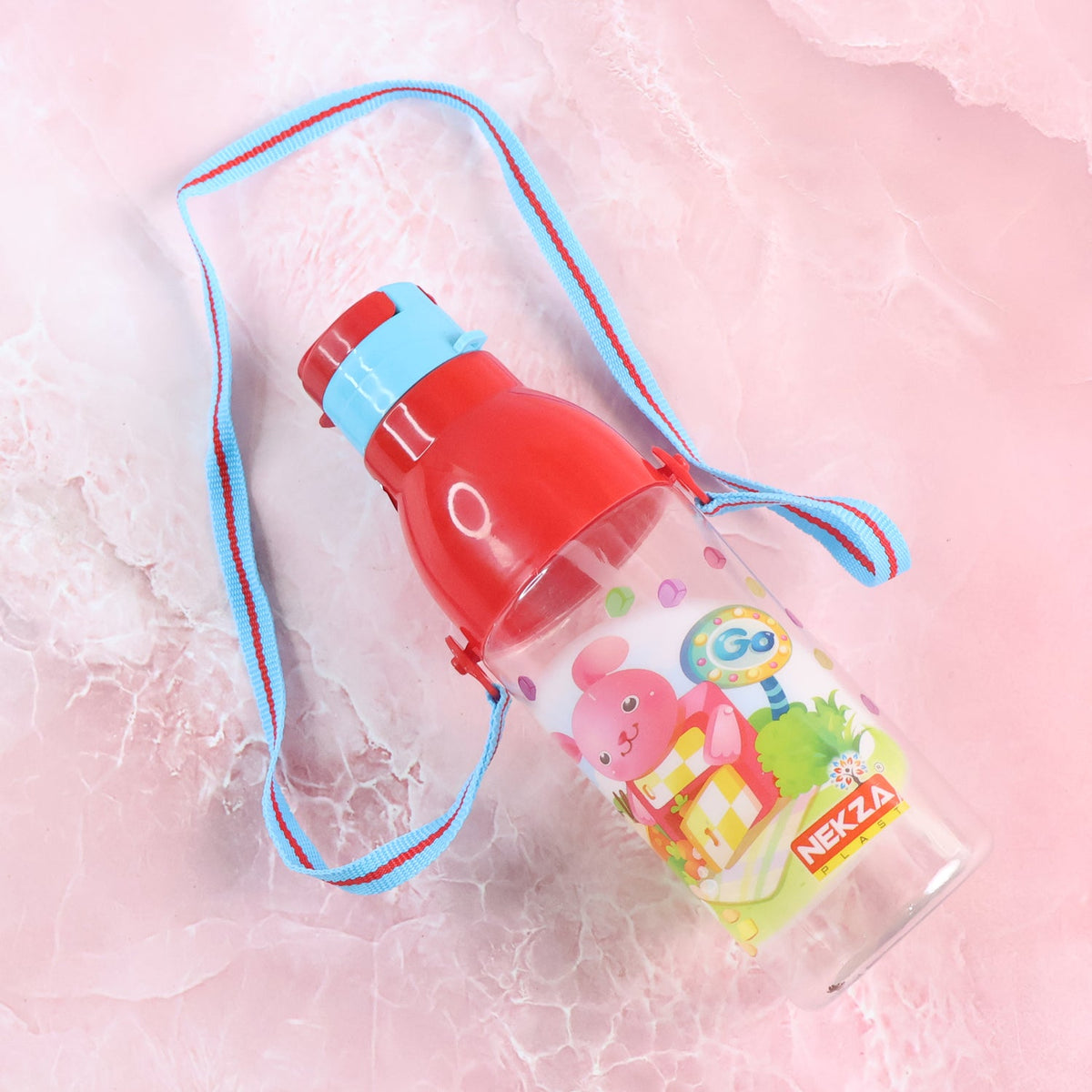 Durable 900ml water bottle featuring an easy-carry dori handle.