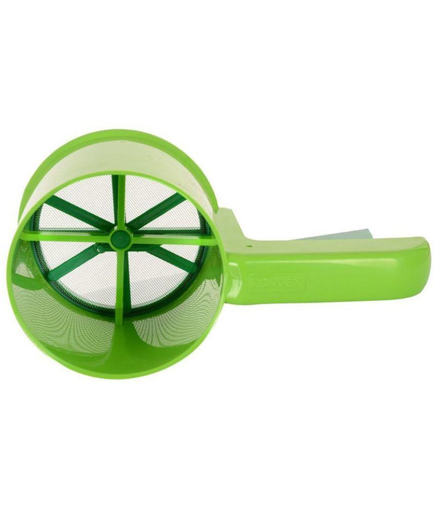Ergonomic handle of the plastic flour sifter ensures comfortable grip for easy sifting.